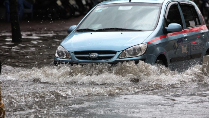 Cần phải có biện pháp tạm thời giúp cho các phương tiện thuận lợi hơn trong việc đi lại khi mùa ngập lụt tại Hà Nội đã bắt đầu đến
