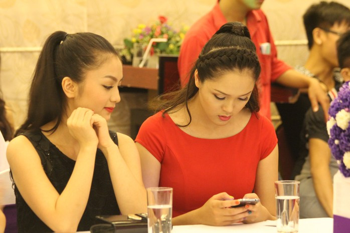 Á hậu Hoàng Oanh (bên phải) và diễn viên Diệu Hương