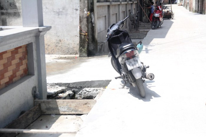 Hố ga không nắp "chềnh ềnh" ngay đoạn cua vào con đường. Trong khi đó buổi tối con đường này chưa có điện, rất nguy hiểm cho người dân khi đi qua đây