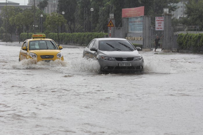 Đường Đỗ Đức Dục, trước cửa Cung triển lãm quy hoạch Quốc gia tình trạng ngập cũng khá nghiêm trọng Đường Đỗ Đức Dục, trước cửa Cung triển lãm quy hoạch Quốc gia tình trạng ngập cũng khá nghiêm trọng