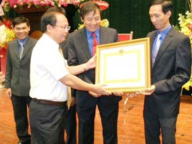 Lãnh đạo Công ty cấp nước đô thị TPHCM nhận huân chương Lao động hạng ba. Các vị này lãnh lương cao ngất, hàng tỷ đồng/năm. Ảnh: NLĐ