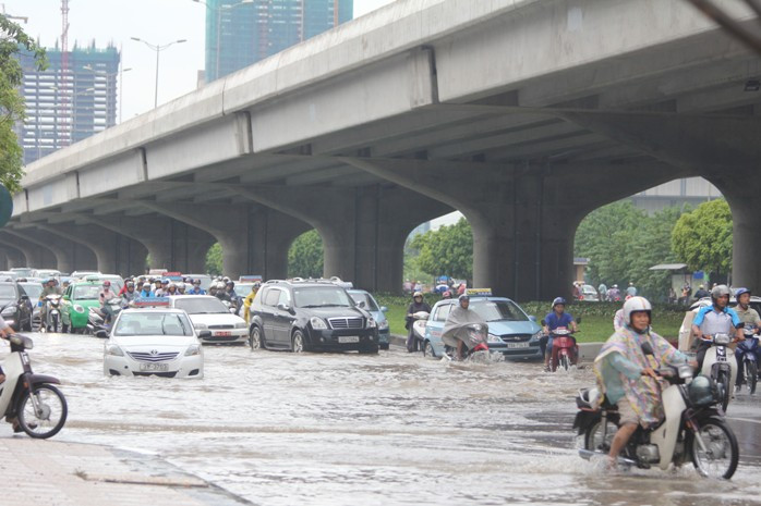 Chiếc taxi này chết máy ở đây đã khá lâu chưa có cách nào di chuyển ra khỏi khu vực này được Chiếc taxi này chết máy ở đây đã khá lâu chưa có cách nào di chuyển ra khỏi khu vực này được
