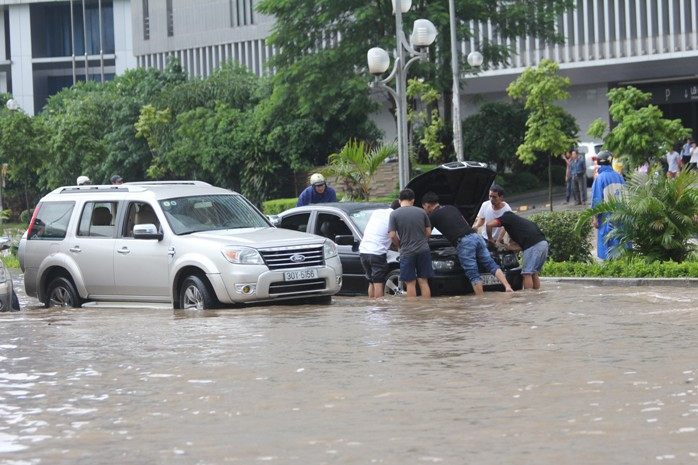 Nhữngngười đàn ông đang loay hoay tìm xem nguyên nhân nào khiến xe không thể nổ... Nhữngngười đàn ông đang loay hoay tìm xem nguyên nhân nào khiến xe không thể nổ...