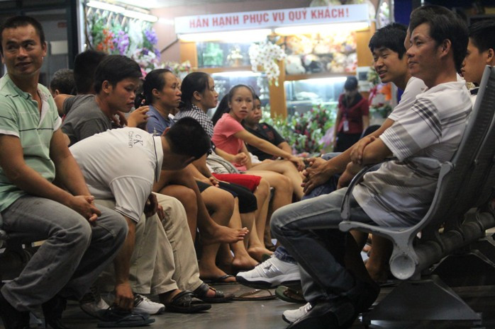 Rất đông người thân của Tiến chờ tại sân bay Nội Bài