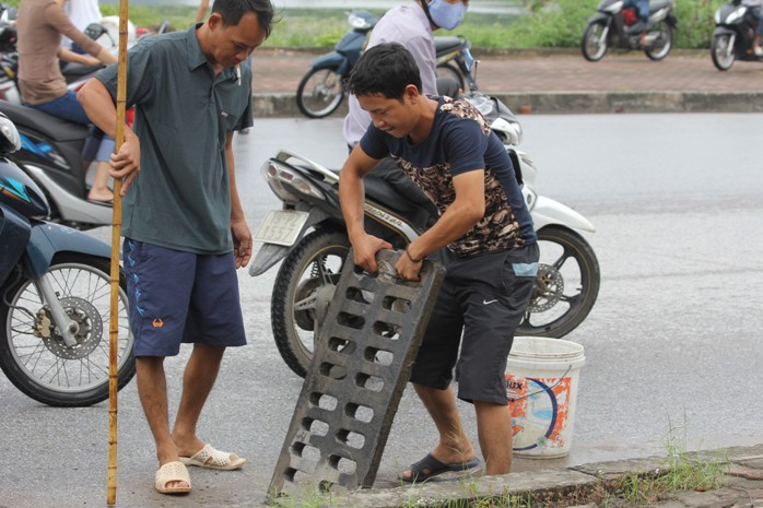 Rất đơn giản, chỉ cần bậy nắp hố ga này lên và lấy cây khua mạnh ở dưới... Rất đơn giản, chỉ cần bậy nắp hố ga này lên và lấy cây khua mạnh ở dưới...