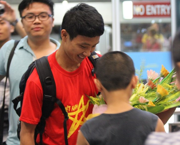 Anh bước ra trong sự chào đón nồng nhiệt từ người thân