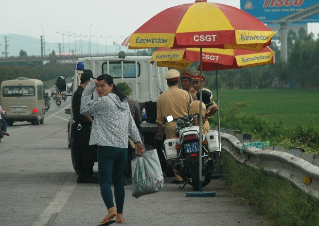 Văn bản của Cục Cảnh sát Đường bộ đường sắt (C67) Bộ công an về nội dung người dân, nhà báo có được phép ghi hình CSGT hay không đang gây nhiều khó hiểu cho dư luận (Ănh Viết Cường)