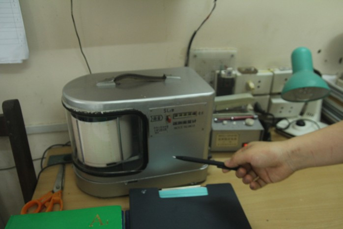 Đây là Vũ lượng ký đặt ở trong nhà, tiếp nhận tín hiệu từ bộ phận đặt ngoài trời. Đây là Vũ lượng ký đặt ở trong nhà, tiếp nhận tín hiệu từ bộ phận đặt ngoài trời.