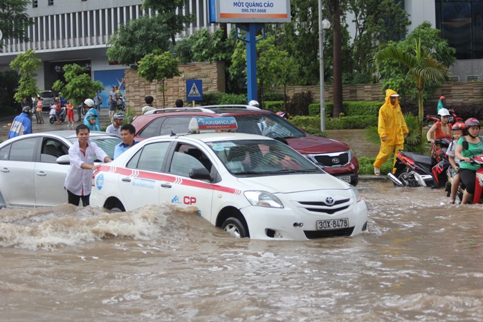 Thêm một chiếc ô tô phải đẩy vì chết máy Thêm một chiếc ô tô phải đẩy vì chết máy