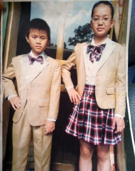 Bộ đồng phục từ lớp 1 đến lơp 5 của Trường Tiểu học Văn Bình được nhiều phụ huynh cho rằng là đắt vơi giá gần 700.000 đồng. Ảnh Xuân Trung Bộ đồng phục từ lớp 1 đến lơp 5 của Trường Tiểu học Văn Bình được nhiều phụ huynh cho rằng là đắt vơi giá gần 700.000 đồng. Ảnh Xuân Trung