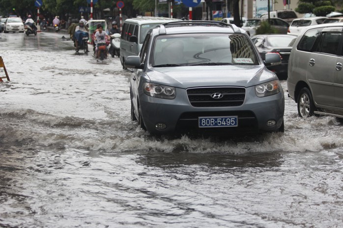 Tại đường Huỳnh Thúc Kháng tình trạng cũng chẳng mấy khá hơn. Nước ngập sâu và công ty thoát nước đang phải dùng đến bơm hút nước Tại đường Huỳnh Thúc Kháng tình trạng cũng chẳng mấy khá hơn. Nước ngập sâu và công ty thoát nước đang phải dùng đến bơm hút nước