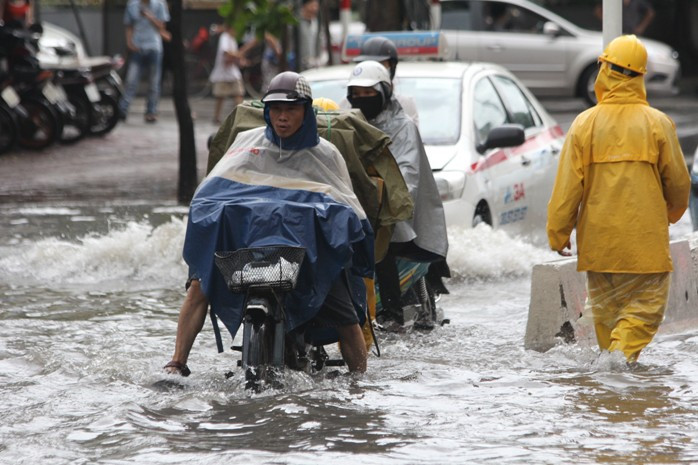 Cứ đến hẹn lại lên, mưa to là đường Huỳnh Thức Kháng lại ngập Cứ đến hẹn lại lên, mưa to là đường Huỳnh Thức Kháng lại ngập