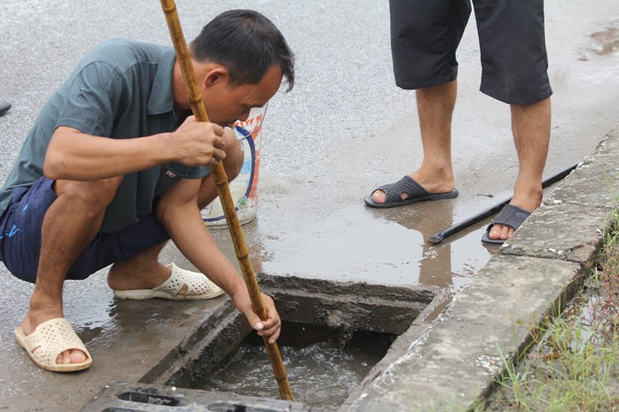 Người đàn ông này đã bắt được khá nhiều cá bằng cách bậy nắp hố ga và lấy cây khua mạnh nước ở dưới Người đàn ông này đã bắt được khá nhiều cá bằng cách bậy nắp hố ga và lấy cây khua mạnh nước ở dưới