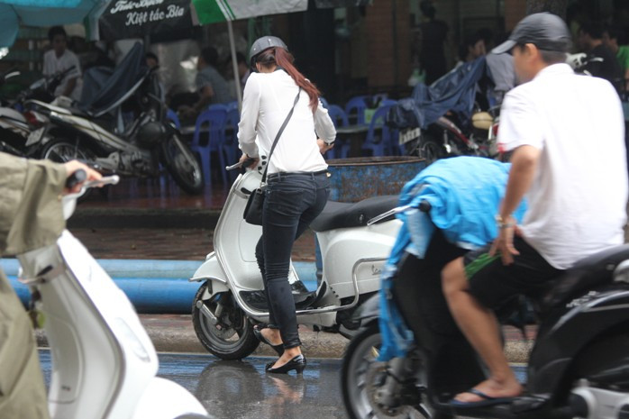 Cô gái này đang loay hoay không biết làm thế nào vì xe chết máy Cô gái này đang loay hoay không biết làm thế nào vì xe chết máy