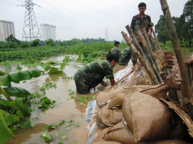 Hơn 350 bộ đội đang ngâm mình dưới dòng nước để bảo vệ đê (ảnh Tiền phong online)