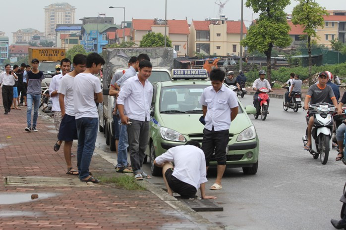 Con đường Đỗ Đức Dục trở nên náo nhiệt vì người dân đua nhau ra bắt cá ở các hố ga Con đường Đỗ Đức Dục trở nên náo nhiệt vì người dân đua nhau ra bắt cá ở các hố ga