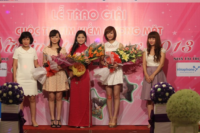 Bà Nguyễn Thu Hồng, phụ trách truyền thông Vinaphone và BTV phụ trách Văn hóa báo Giáo dục Việt Nam Nguyễn Thị Thu Hiền trao giải cho các thí sinh