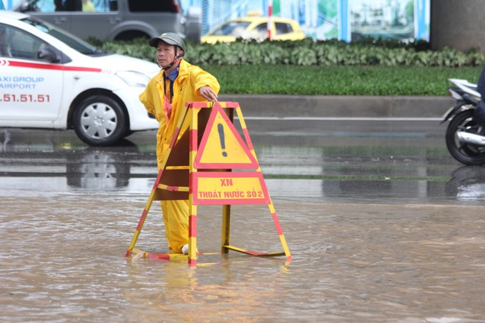 Vất vả cho những người công nhân của công ty thoát nước phải đứng canh tại những hố thoát nước trên đường, tránh cho phương tiện giao thông không biết vô tình đi qua Vất vả cho những người công nhân của công ty thoát nước phải đứng canh tại những hố thoát nước trên đường, tránh cho phương tiện giao thông không biết vô tình đi qua