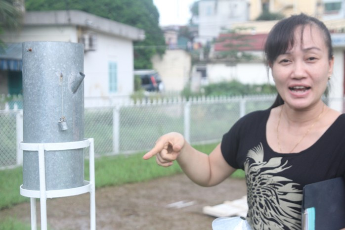 "Đây là Vũ lượng kế dùng để quan trắc khi có mưa" "Đây là Vũ lượng kế dùng để quan trắc khi có mưa"