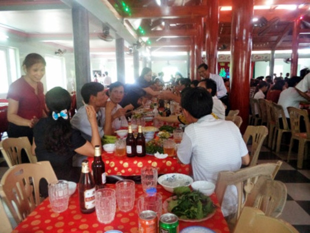 Ảnh chụp tại tiệc cưới con trai bà Nương - Chủ tịch Hội LHPN tỉnh Thanh Hóa (ảnh Dân Việt)