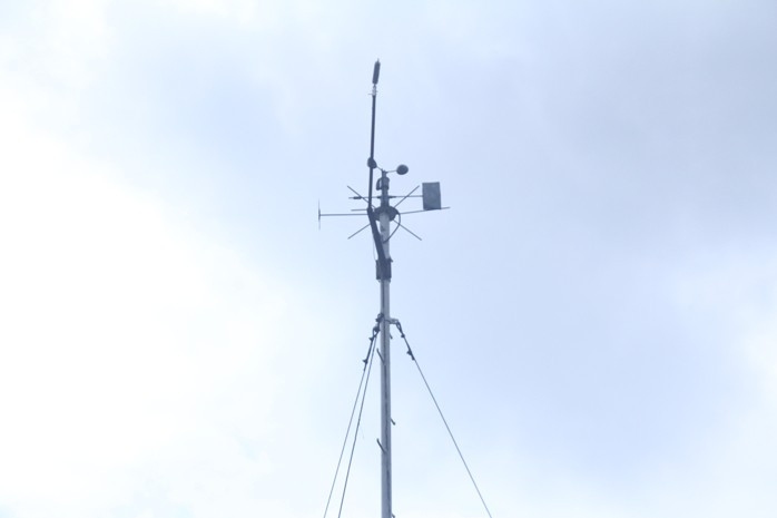 Máy quan trắc gió được đặt bên ngoài và là bộ phận cảm ứng Máy quan trắc gió được đặt bên ngoài và là bộ phận cảm ứng