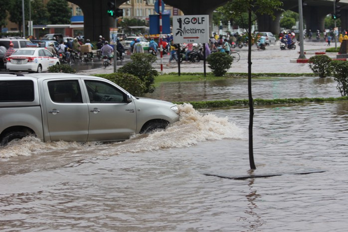 Ô tô chạy qua, nhiều chỗ nước ngập sâu đến gần hết bánh Ô tô chạy qua, nhiều chỗ nước ngập sâu đến gần hết bánh