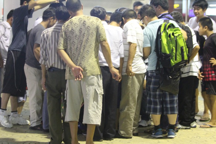 Mọi người xúm lại để xem những bức ảnh Tiến chụp tại Anh