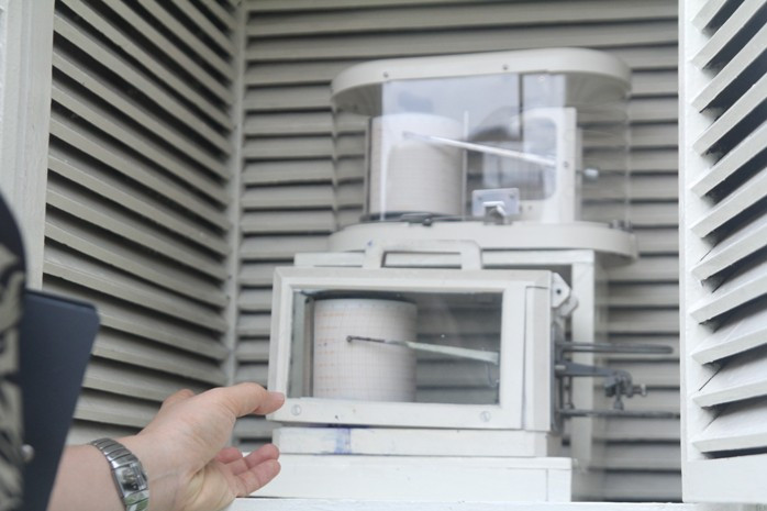 Vũ lượng ký - Ghi lại lượng mưa và thời gian liên tục trong ngày (Đây là bộ phận cảm ứng đặt ngoài vườn) Vũ lượng ký - Ghi lại lượng mưa và thời gian liên tục trong ngày (Đây là bộ phận cảm ứng đặt ngoài vườn)