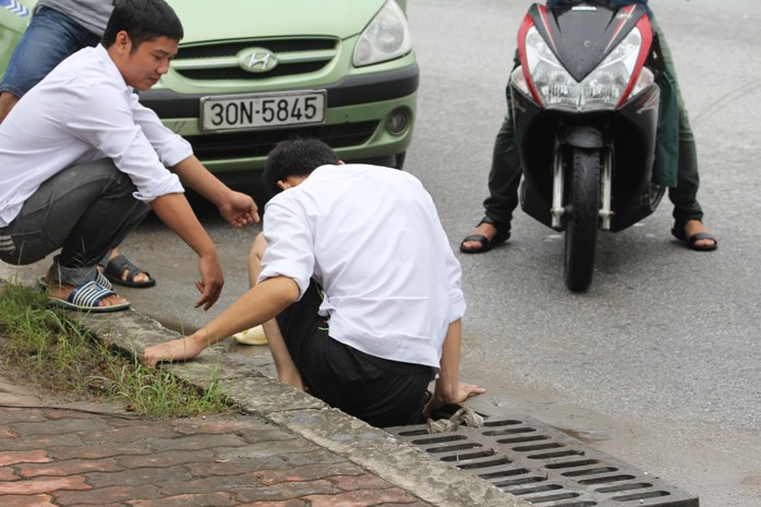 Một số tài xế taxi cũng tranh thủ "kiếm thêm" bằng cách mò cá dưới hố Một số tài xế taxi cũng tranh thủ "kiếm thêm" bằng cách mò cá dưới hố