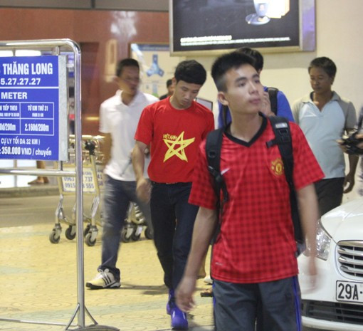 Nhanh chóng ra xe cùng mọi người