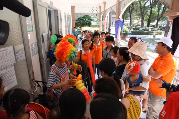 Các tình nguyện viên tặng quà, thổi bóng nghệ thuật và vui chơi cùng các bệnh nhi tại BV Nhi Đồng 2