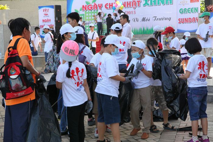 Các em nhỏ tham gia dọn vệ sinh trong chương trình "Ngày Chủ nhật Xanh".