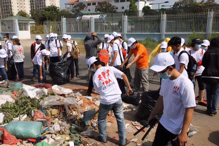 Đông đảo tình nguyện viên tham gia dọn vệ sinh với mong muốn môi trường sống trong lành và an toàn.