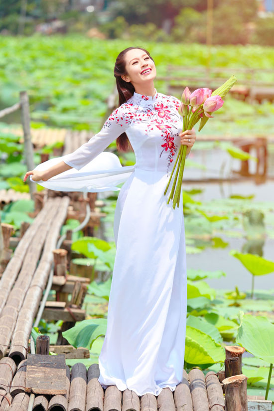 Ánh nắng chói chang và cái nóng của mùa hè thủ đô dường như không ảnh hưởng đến việc cô diễn xuất và tạo dáng trước ống kính. Ánh nắng chói chang và cái nóng của mùa hè thủ đô dường như không ảnh hưởng đến việc cô diễn xuất và tạo dáng trước ống kính.