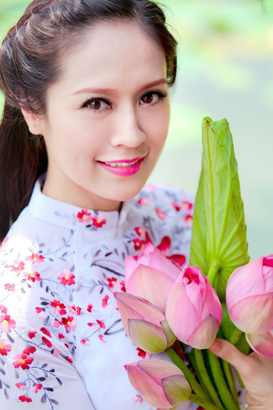 Mới đây, khi ra Hà Nội quay quảng cáo, Thanh Thúy đã thực hiện bộ ảnh kỷ niệm với hoa sen vào lúc 12h trưa. Mới đây, khi ra Hà Nội quay quảng cáo, Thanh Thúy đã thực hiện bộ ảnh kỷ niệm với hoa sen vào lúc 12h trưa.