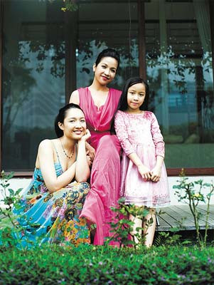 Mỹ Linh và 2 con gái.