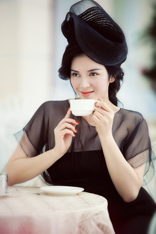 Chiếc mũ đen có chất liệu dày dặn, tạo khối hình hoa cách điệu hòa quyện cùng chiếc đầm đen có điểm nhấn phần trên bằng cách đổi chất liệu vải sheer bên trên và lụa bên dưới tạo ra những khối màu đen đồng nhất mà vẫn khác biệt về sắc độ. Chiếc mũ đen có chất liệu dày dặn, tạo khối hình hoa cách điệu hòa quyện cùng chiếc đầm đen có điểm nhấn phần trên bằng cách đổi chất liệu vải sheer bên trên và lụa bên dưới tạo ra những khối màu đen đồng nhất mà vẫn khác biệt về sắc độ.