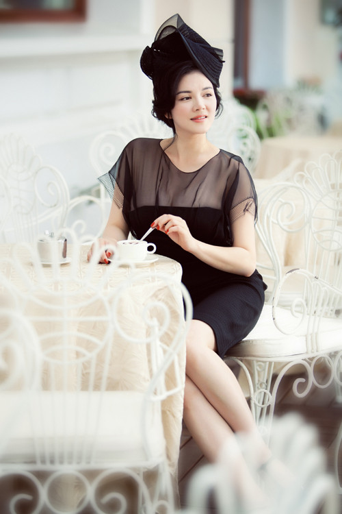 Có thể nhìn thấy xu hướng tối giản trong trang điểm và phong cách của nữ diễn viên. Có thể nhìn thấy xu hướng tối giản trong trang điểm và phong cách của nữ diễn viên.