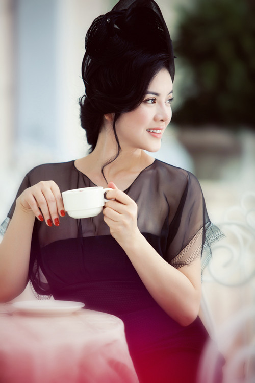 Lý Nhã Kỳ đã biết tiết chế hơn trong việc sử dụng phụ kiện khi chỉ duy nhất chiếc mũ hoàng gia. Lý Nhã Kỳ đã biết tiết chế hơn trong việc sử dụng phụ kiện khi chỉ duy nhất chiếc mũ hoàng gia.