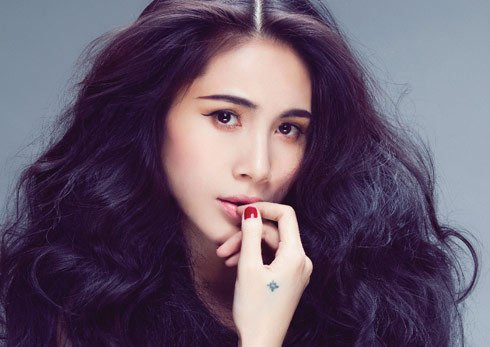 Bìa single ấn tượng với gương mặt xinh đẹp của nữ ca sĩ. Ảnh: Lê Thiện Viễn. Bìa single ấn tượng với gương mặt xinh đẹp của nữ ca sĩ. Ảnh: Lê Thiện Viễn.