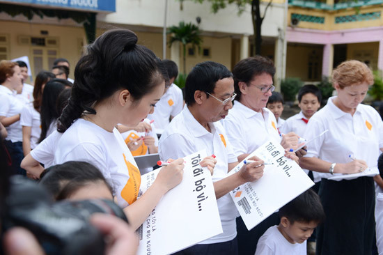 Tiếp nối các hoạt động xã hội và đặc biệt liên quan đến môi trường và sức khỏe của trẻ em, Á hậu Thụy Vân đã rất nhiệt tình tham gia sau thời gian ở cữ vì sinh con trai.