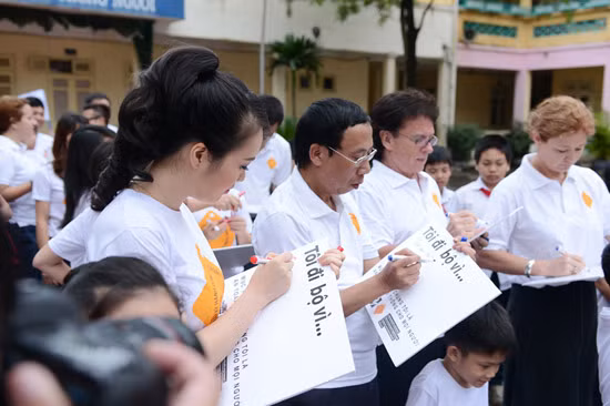 Tiếp nối các hoạt động xã hội và đặc biệt liên quan đến môi trường và sức khỏe của trẻ em, Á hậu Thụy Vân đã rất nhiệt tình tham gia sau thời gian ở cữ vì sinh con trai.