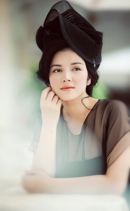 Trang điểm Minh Lộc chỉ vẽ thêm mắt và dùng son môi hồng nhẹ nhàng để tạo ra nét thanh thoát trên gương mặt của Lý Nhã Kỳ. Trang điểm Minh Lộc chỉ vẽ thêm mắt và dùng son môi hồng nhẹ nhàng để tạo ra nét thanh thoát trên gương mặt của Lý Nhã Kỳ.