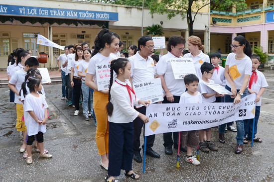 Á hậu rất vui vì được tham gia các hoạt động cùng các em nhỏ, vì cô vốn thích trẻ em, và lại đang là một bà mẹ trẻ.