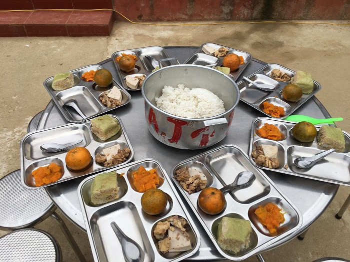Bữa cơm có thịt của học sinh trường Dân tộc nội trú Tiểu học và Trung học cơ sở Bản Công (Ảnh: V.N) Bữa cơm có thịt của học sinh trường Dân tộc nội trú Tiểu học và Trung học cơ sở Bản Công (Ảnh: V.N)