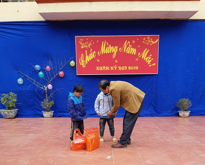 Thầy Tiến trao những suất quà Tết dành cho học sinh nghèo (Ảnh: V.N) Thầy Tiến trao những suất quà Tết dành cho học sinh nghèo (Ảnh: V.N)