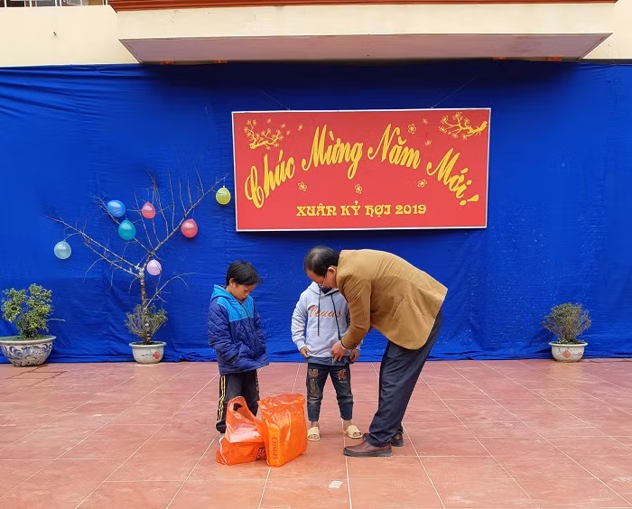 Thầy Tiến trao những suất quà Tết dành cho học sinh nghèo (Ảnh: V.N)