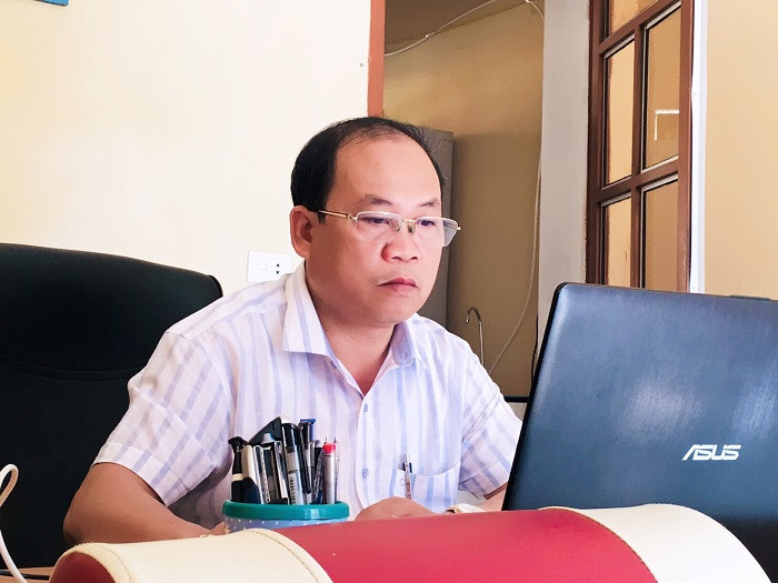Chân dung người thầy giáo 33 năm khơi đèn đom đóm trên non (Ảnh: V.N) Chân dung người thầy giáo 33 năm khơi đèn đom đóm trên non (Ảnh: V.N)