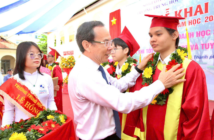 Bí thư Thành ủy Thành phố Hồ Chí Minh Nguyễn Văn Nên khen thưởng cho các học sinh xuất sắc của Trường trung học phổ thông chuyên Lê Hồng Phong (ảnh: Hoàng Triều) gdvn_BithuNenkhaigiang.jpg