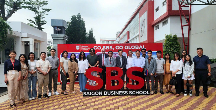 Các đại biểu tham dự chụp hình lưu niệm với lãnh đạo của SBS (ảnh: CTV) SBSEQuest.jpg
